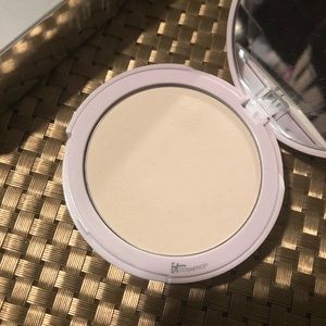 It cosmetics bye-bye pores pressed illumination ONLY